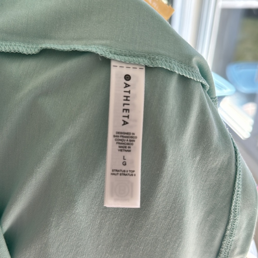 ATHLETA STRATUS TOP in leaf green. Size L - Picture 5 of 6